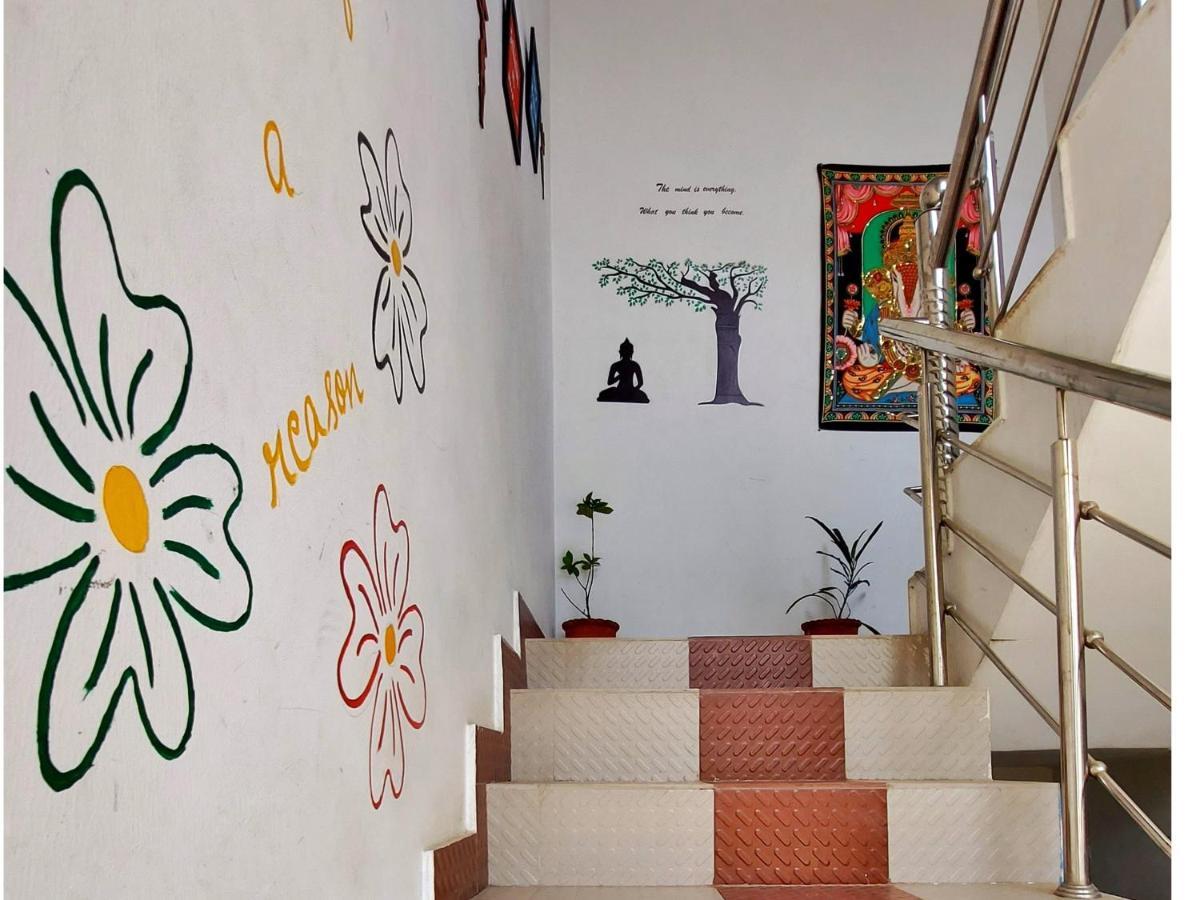 Hobbit House Hostel Rishīkesh Exterior foto