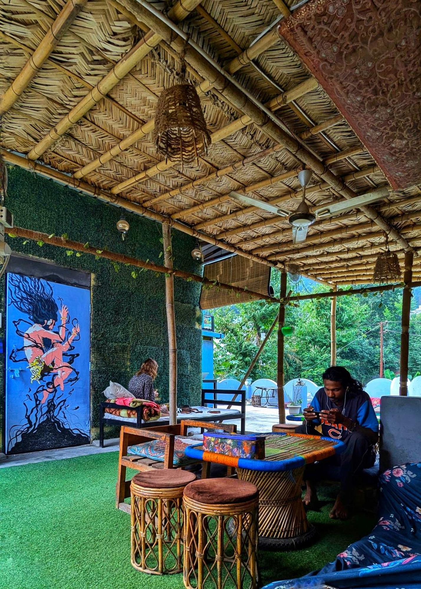Hobbit House Hostel Rishīkesh Exterior foto